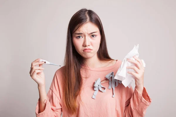 Jovem mulher asiática ficou doente e gripe . — Fotografia de Stock