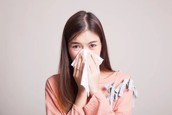 若いアジア女性を持って病気とインフルエンザ. — ストック写真