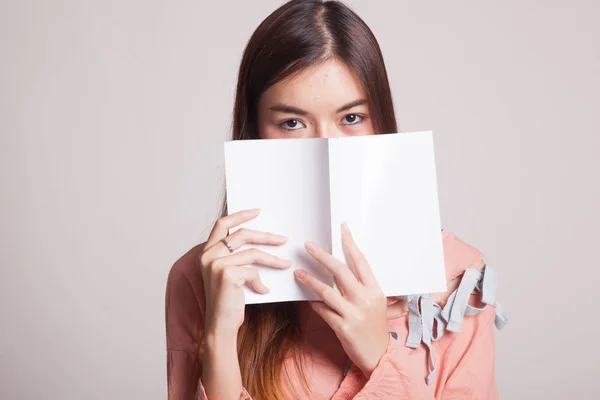 Jong aziatisch vrouw met een boek. — Stockfoto