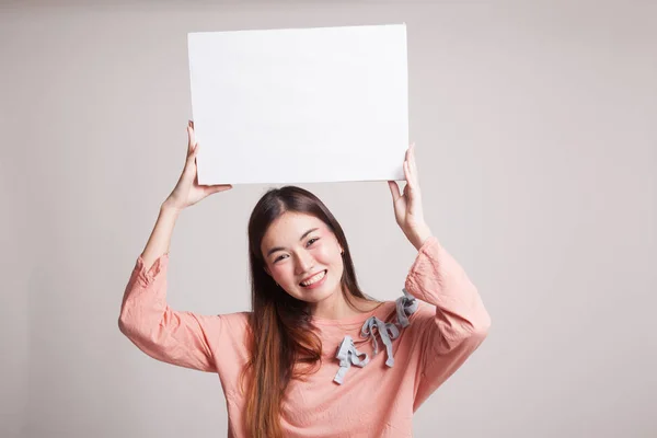 Joven mujer asiática con blanco signo en blanco . —  Fotos de Stock