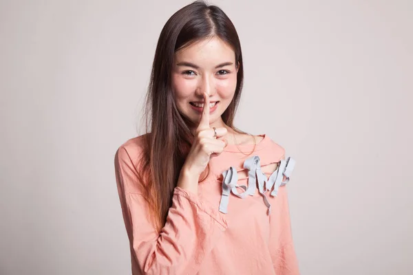 Азиатская девушка улыбка показать довольно руку знак . — стоковое фото