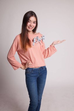 Genç Asyalı kadın eliyle mevcut.