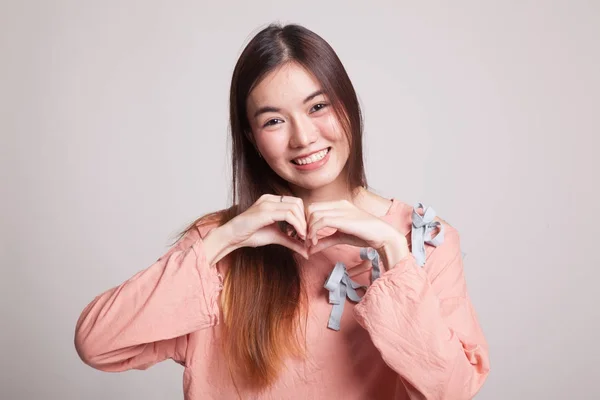 Młoda kobieta azjatyckich Pokaż serca ręką znak. — Zdjęcie stockowe