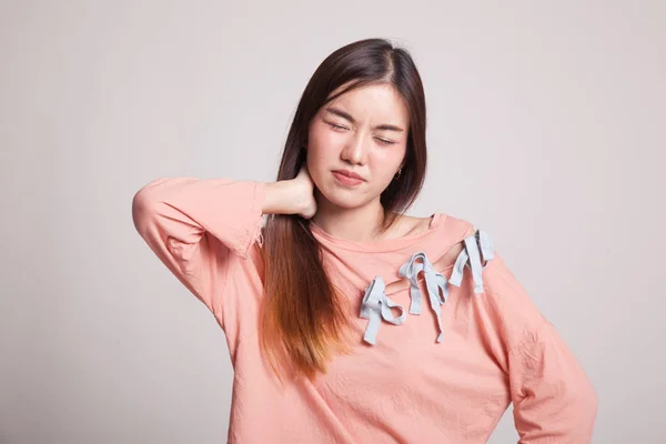 Young Asian woman got neck pain. — Stock Photo, Image