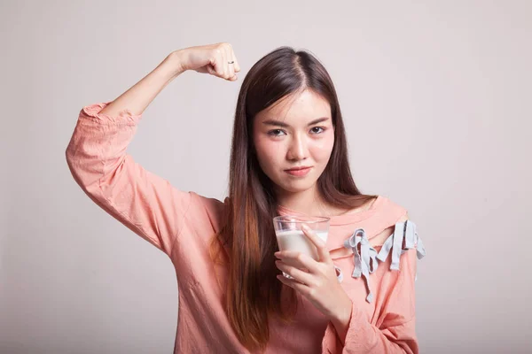 Saludable mujer asiática bebiendo un vaso de leche . — Foto de Stock