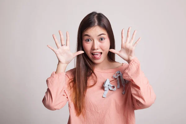 Joven asiática mujer sticking su lengua fuera . —  Fotos de Stock