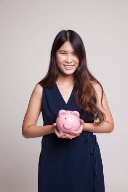 Bir domuz para banka ile genç Asyalı kadın.