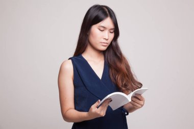 Genç Asyalı kadın bir kitap okumak.