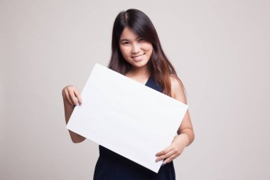 Beyaz boş işareti ile genç Asyalı kadın.