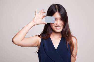 Genç Asyalı kadın gözü üzerinde boş kartı ile.
