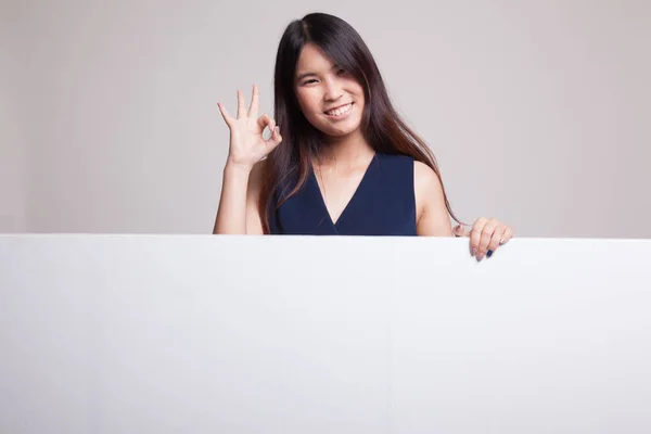 Joven asiática mostrar OK con signo en blanco . —  Fotos de Stock