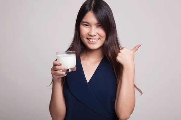 Gesunde asiatische Frau trinken ein Glas Milch Daumen nach oben. — Stockfoto