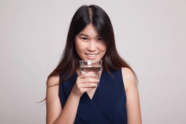 Νεαρή γυναίκα της Ασίας με ένα ποτήρι νερό πόσιμο. — Φωτογραφία Αρχείου