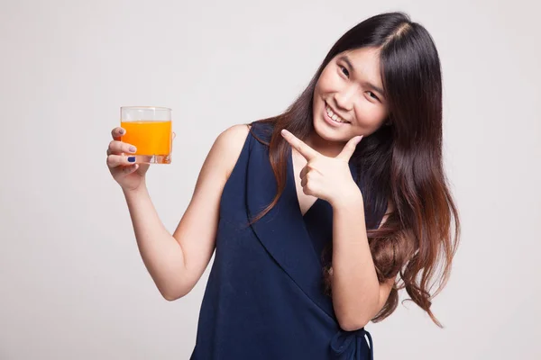 若いアジア女性を指してオレンジ ジュース. — ストック写真