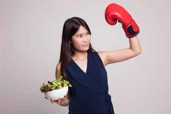 Ung asiatisk kvinna med boxning handske och sallad. — Stockfoto