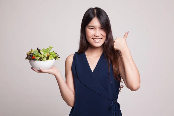 健康的亚洲女人竖起大拇指与沙拉. — 图库照片