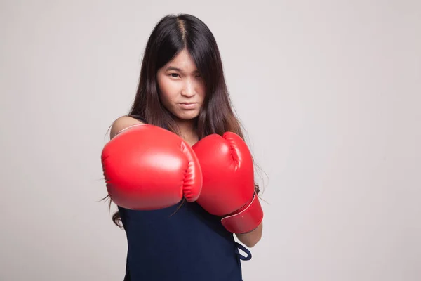 Joven mujer asiática con guantes de boxeo rojos . — Foto de Stock