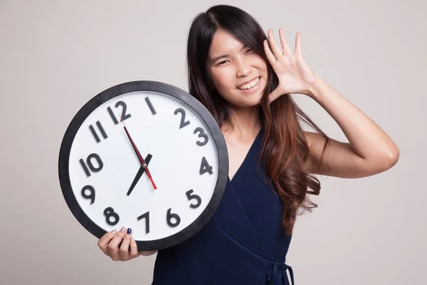 Szczęśliwa młoda kobieta azjatyckich z zegarem. — Zdjęcie stockowe