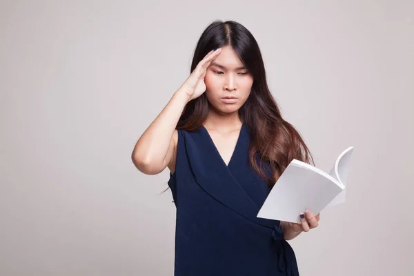 Joven asiática mujer got headache leer un libro . —  Fotos de Stock