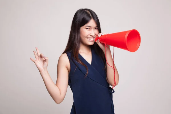 Mooie jonge Aziatische vrouw Toon Ok kondigen met megafoon. — Stockfoto