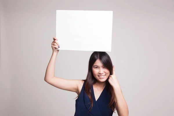 年轻的亚裔女子指向空白符号. — 图库照片