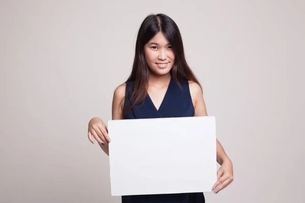 Giovane donna asiatica con bianco segno in bianco . — Foto Stock