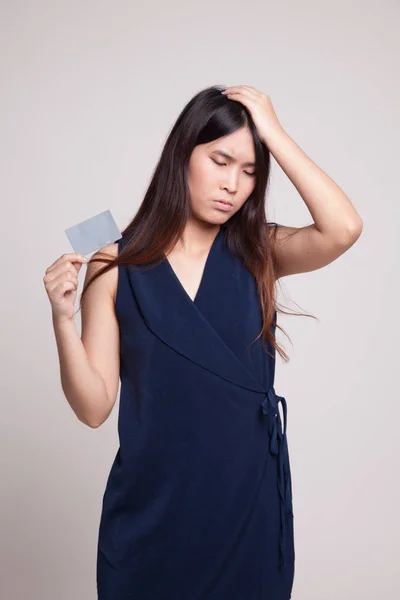 Fiatal ázsiai nő fejfájás egy üres kártya. — Stock Fotó