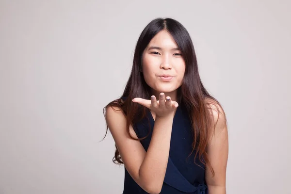 Mooie jonge Aziatische vrouw klap een kus. — Stockfoto