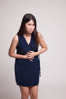 Genç Asyalı kadın mide ağrısı var.