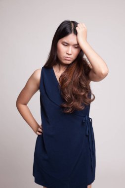 Genç Asyalı kadın hasta ve baş ağrısı var.