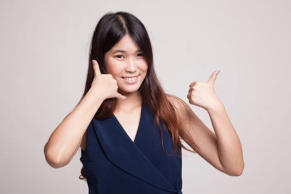 Genç Asyalı kadın başparmak telefon jest ile göstermek yukarıya. — Stok fotoğraf