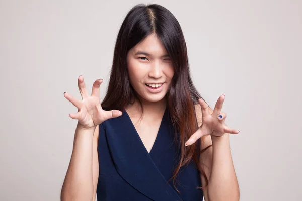 Joven asiática mujer con espeluznante manos gesto . —  Fotos de Stock