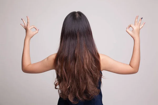 Visão traseira da mulher asiática mostrar duplo sinal de mão OK . — Fotografia de Stock