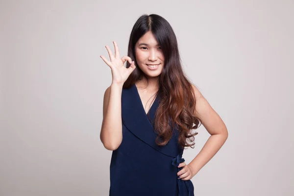 Genç Asyalı kadın göster Ok işareti. — Stok fotoğraf