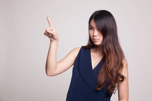Asyalı kadın parmak ile ekranın dokunmadan. — Stok fotoğraf