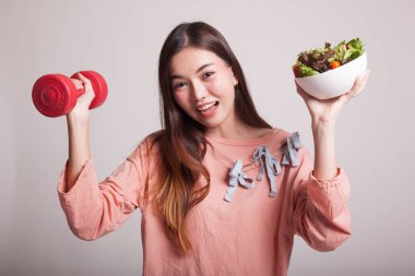 Dambıl ve salata ile sağlıklı Asyalı kadın.