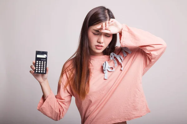 Aziatische vrouw kreeg hoofdpijn met calculator. — Stockfoto