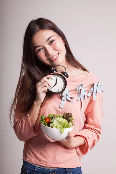 Saat ve salata ile genç Asyalı kadın. — Stok fotoğraf