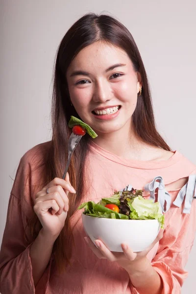 Gezonde Aziatische vrouw met salade. — Stockfoto