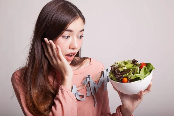 Gesunde asiatische Frau mit Salat. — Stockfoto