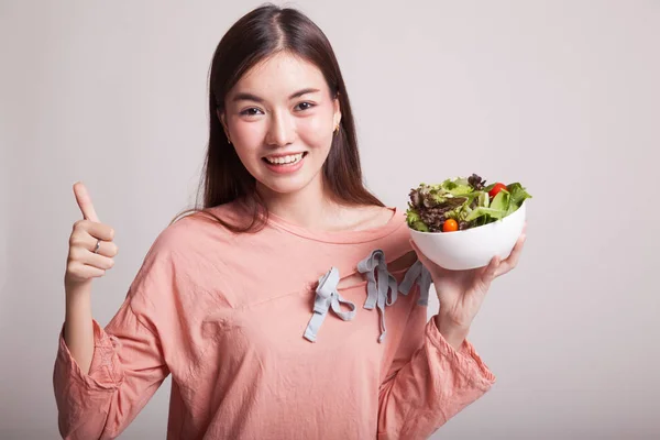 Здоровые азиатки с большим пальцем вверх с салатом . — стоковое фото