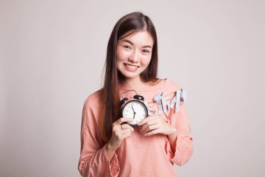 Genç Asyalı kadın gülümseme ile bir saat.