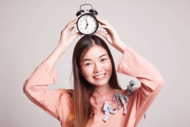 Genç Asyalı kadın gülümseme ile bir saat.