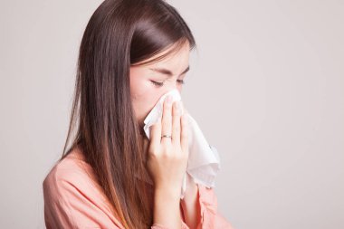 Genç Asyalı kadın hasta ve grip var.