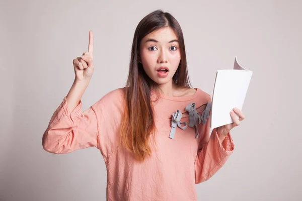 Jonge Aziatische vrouw met een boek heb een idee. — Stockfoto