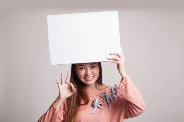 Joven asiática mostrar OK con blanco en blanco signo . —  Fotos de Stock