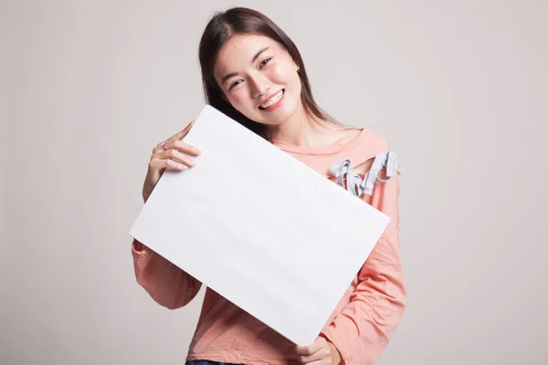 Joven mujer asiática con blanco signo en blanco . —  Fotos de Stock