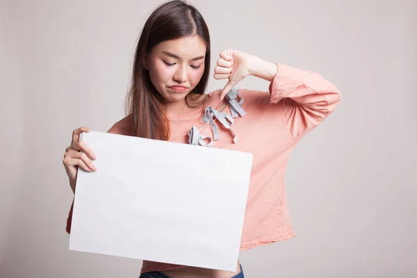 Joven mujer asiática mostrar pulgares abajo con blanco signo en blanco . —  Fotos de Stock