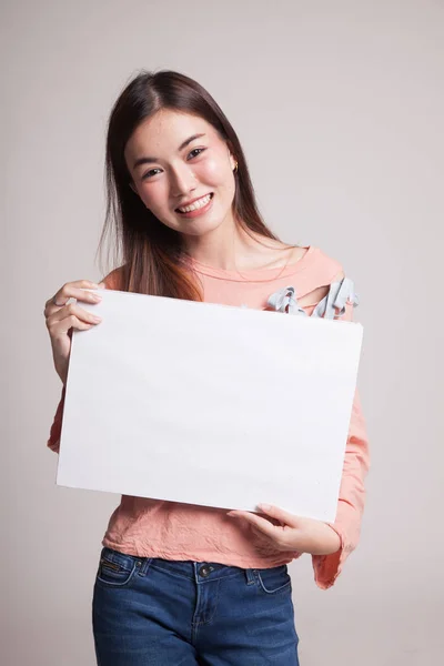 Joven mujer asiática con blanco signo en blanco . —  Fotos de Stock