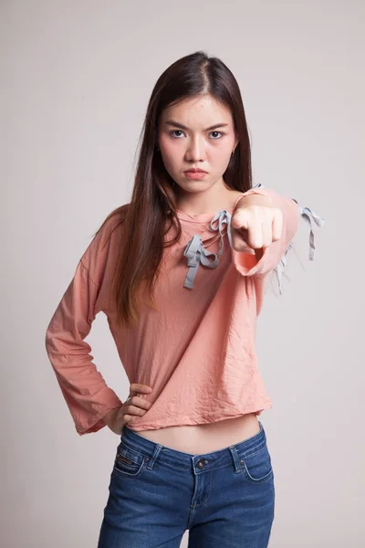 Jonge Aziatische vrouw boos en punt voor camera. — Stockfoto